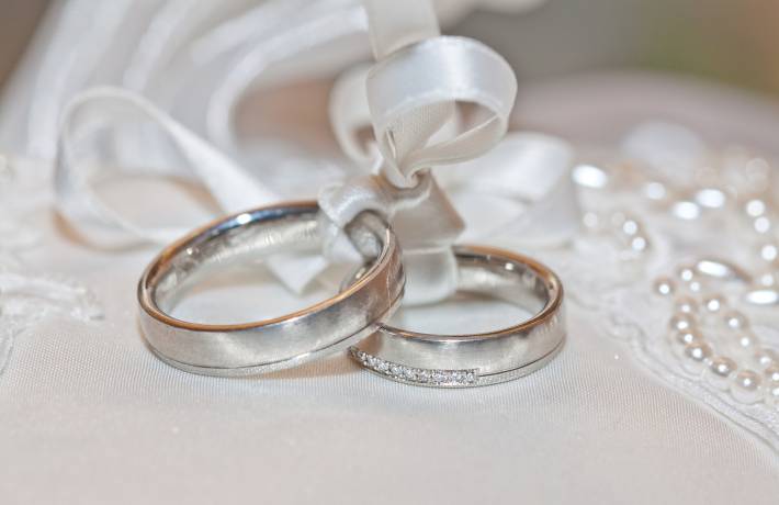 Svatební šaty, snubní prsteny